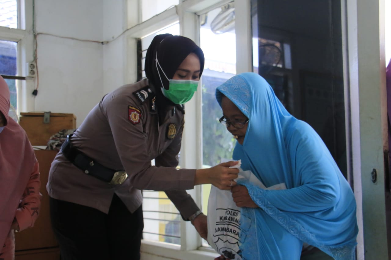 Polwan Cantik Polres Karawang Gelar Baksos Jelang Hari Bhayangkara Ke 74
